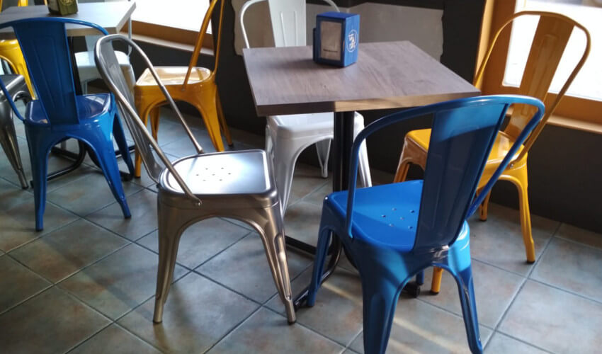 Mesas y sillas Tólix en colores para bar tapería en Tomelloso