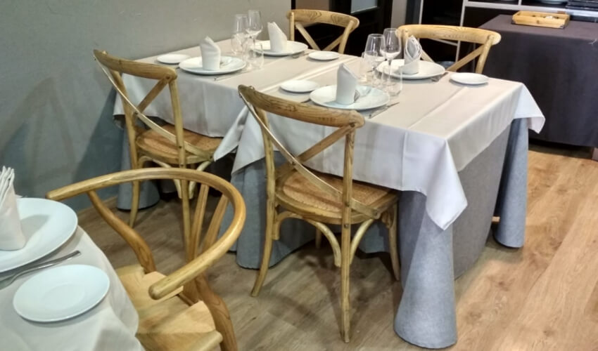 Mesas con sillas de madera Wishbone y Thonet para hostelería y contract